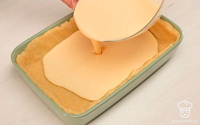 Смажьте форму сливочным маслом, выложите туда тесто и сформируйте бортики высотой 3-4 см. Вылейте на тесто начинку и выпекайте при 180°C 45 минут.