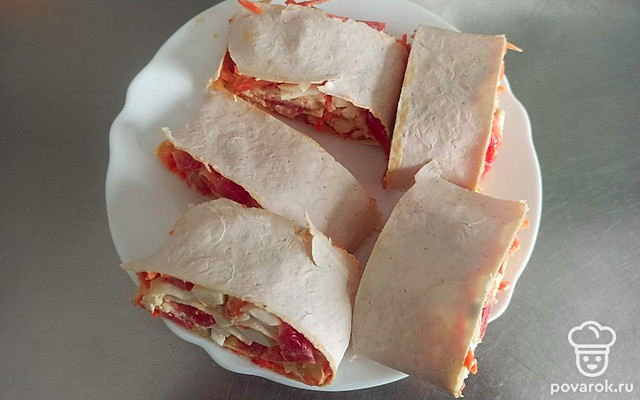 Рулет с корейской морковью, помидором и яйцом — Рецепт с фото