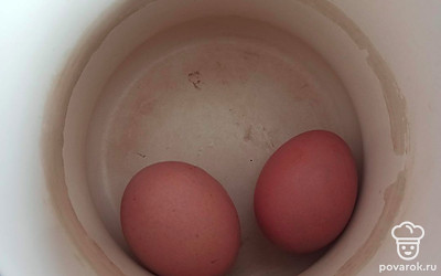 Яйца отварите в кипящей подсоленной воде (9 минут с момента закипания воды).