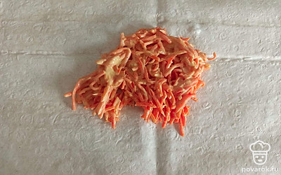Выложите корейскую морковь и распределите по лавашу.