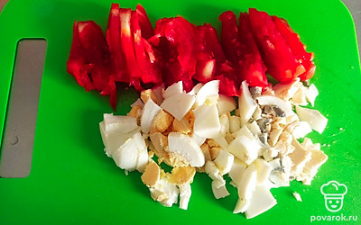 Яйцо и помидор нарежьте тонкими ломтиками.