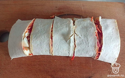 Разрежьте рулет на кусочки.