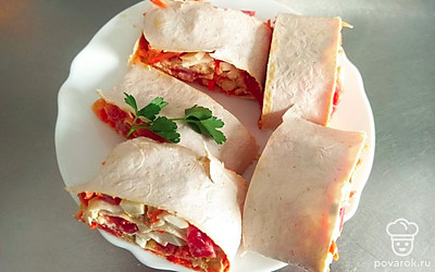 Подавайте рулет к столу, украсив веточкой свежей зелени.