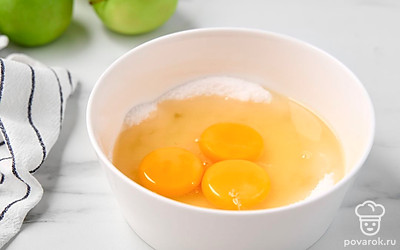 Соедините в миске яйца и сахар.