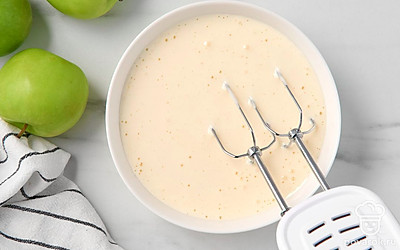 Взбейте яйца с сахаром при помощи миксера, постепенно увеличивая скорость, в течение 3-4 минут. Сахар должен раствориться, а смесь — превратиться в однородную пышную светло-желтую массу.