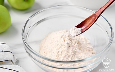 Всыпьте разрыхлитель в миску с просеянной мукой. Тщательно перемешайте сухие ингредиенты лопаткой или ложкой, чтобы разрыхлитель равномерно распределился по всему объему муки.