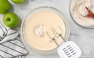 Небольшими порциями подсыпьте муку с разрыхлителем в миску со взбитыми яйцами и сахаром. Взбейте все вместе после каждого добавления муки на небольшой скорости миксера до образования густого бисквитного теста.