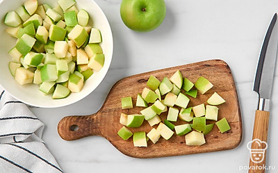 Разрежьте яблоки пополам. Аккуратно вырежьте из них сердцевину с семенами. При необходимости срежьте грубую кожуру, поврежденные, коричневые и мягкие участки яблок. Нарежьте очищенные яблоки небольшими кубиками.