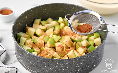 Посыпьте яблоки молотой корицей.