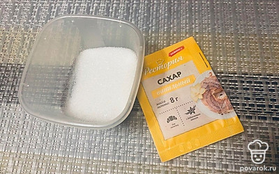 Тщательно перемешайте сахарный песок и ванильный сахар.