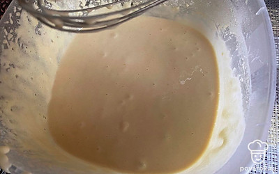 Очень тщательно взбейте венчиком.