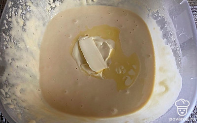 Добавьте масло в емкость.