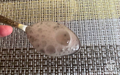 В ложку насыпьте соду. Погасите соду столовым уксусом.