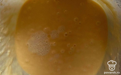 Добавьте погашенную соду в емкость.