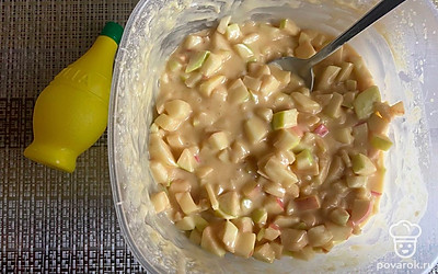 Добавьте сок лимона и тщательно перемешайте.