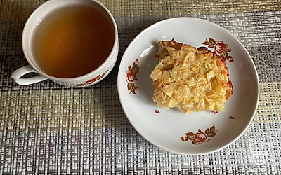 Подайте кусочек пирога с ароматным чаем.