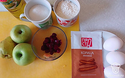 Помойте фрукты, ягоды и яйца. Из вишни достаньте косточки.