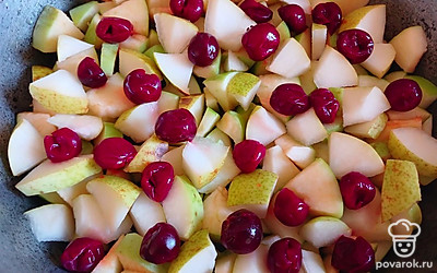 Яблоки и груши нарежьте и выложите в смазанную растительным маслом емкость для выпечки. На фрукты выложите вишню.