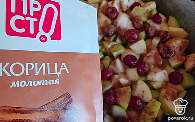 Посыпьте фрукты молотой корицей.