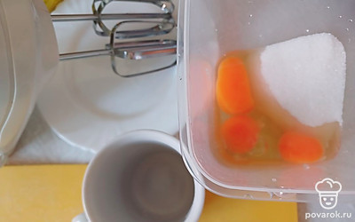 Яйца разбейте в емкость, добавьте сахар.