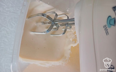Яйца с сахаром тщательно взбейте миксером. Лучше это делать не в металлической посуде, а в пластиковой. Так тесто получается пышнее и нежнее.