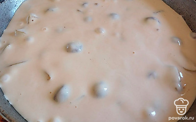 Залейте фрукты тестом, поставьте в разогретую духовку на 30 минут при 200 градусах. Смотрите по готовности, у всех разные духовки.