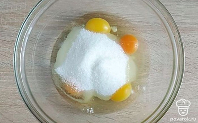 В глубокой емкости смешайте яйца и сахар.