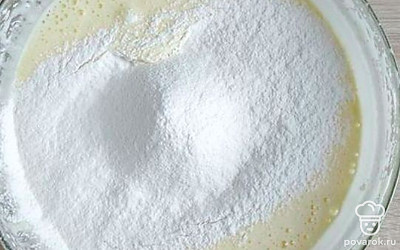 Во взбитую массу вмешайте муку.