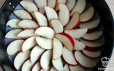 Очистите яблоки и разрежьте на кусочки. Форму смажьте сливочным маслом. Поставьте выпекаться на 30-40 минут на 180 градусов.