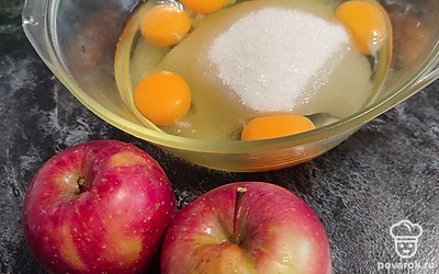 Смешать сахар и яйца, взбить 2 минуты. 