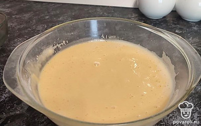 Добавить муку, разрыхлитель и перемешать. 