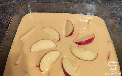 Залить фрукты тестом. Выпекать в духовке до готовности.