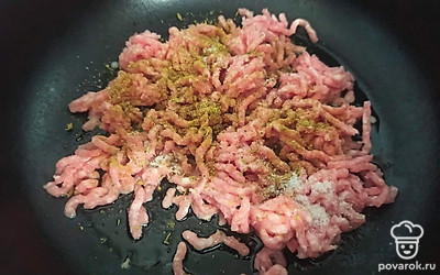 Фарш выложите на горячую сковороду с подсолнечным маслом. Добавьте приправу для мяса и соль, перемешайте. Жарьте в течение 10 минут на среднем огне, помешивая.