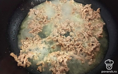 Влейте 100 миллилитров воды, тушите 10 минут.