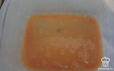 Яйцо взбейте с щепоткой соли. Вымочите во взбитом яйце лаваш (это удобно делать в пластиковом контейнере).