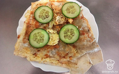 Подавайте в теплом виде, украсив тонкими дольками свежего огурца.