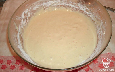 Смешать все компоненты (кроме яблок), замесить тесто. Оно должно получиться довольно густым.