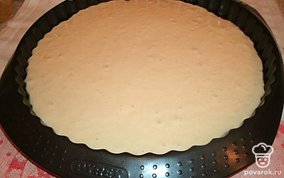 Вылить тесто в форму.