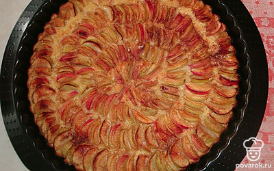 Выпекать в духовке 40 минут. Готовность теста проверять сухой палочкой. Ориентироваться на подрумянивание поверхности пирога.