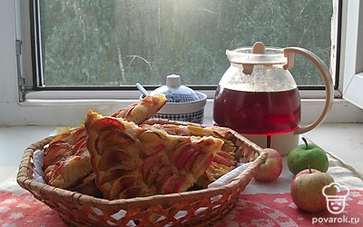 Подать с ароматным чаем из трав.