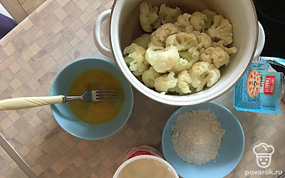 Капусту разберите на соцветия, а затем опустите в кипящую подсоленную воду. Дайте вновь закипеть, снимите с огня, слейте воду.