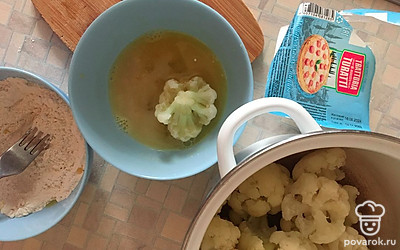 Яйцо взбейте вилочкой с небольшим количеством воды (1-2 столовых ложки). С помощью вилки окуните соцветия в яйцо, затем обваляйте в муке и выложите на разогретую сковороду с растительным маслом.