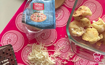 Натрите на крупной терке сыр.