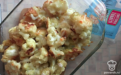 Выложите обжаренную капусту в жаропрочную форму, посыпьте тертым сыром и поставьте в духовку на 10 минут при 180-200 градусах.