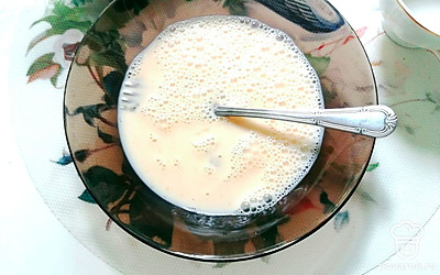 Яйцо смешайте с молоком.