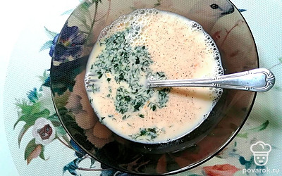 Добавьте соль, перец и зелень.