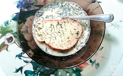 Каждый кусок батона или тостового хлеба обмакните с двух сторон в подготовленной смеси.