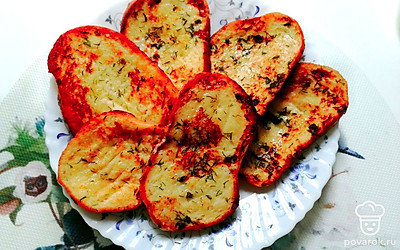 Обжарьте хлеб на оливковом масле с двух сторон, до румянца. Подавайте гренки горячими.