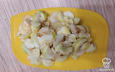 Яблочки помыть и нарезать на небольшие кусочки.
