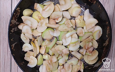 Противень смазать подсолнечным маслом, не забудьте про бортики. Выложить нарезанные яблочки в хаотичном порядке.